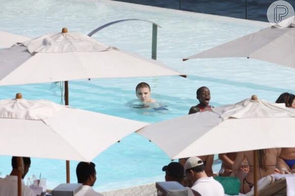 Rocco e David, filhos de Madonna, curtem piscina no Rio