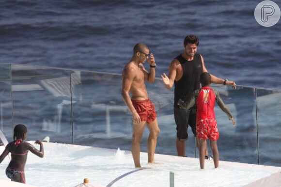 Brahim Zaibat, namorado de Madonna, é flagrado na piscina do hotel