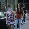Aisha (Dani Moreno) e Lurdinha (Bruna Marquezine) começam a estabelecer a relação de irmãs, em 'Salve Jorge'
