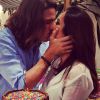 Romulo Neto comemora 28 anos nesta quinta-feira, 9 de abril de 2015, trocando beijos com a namorada, Cleo Pires