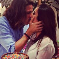 Cleo Pires beija Romulo Neto ao comemorar aniversário do namorado: 'Lindos'