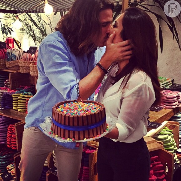 Romulo Neto comemora 28 anos nesta quinta-feira, 9 de abril de 2015, trocando beijos com a namorada, Cleo Pires