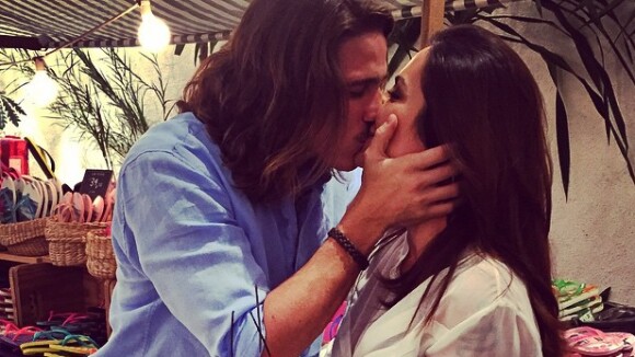 Cleo Pires beija Romulo Neto ao comemorar aniversário do namorado: 'Lindos'
