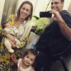 Dani Monteiro deixa a maternidade, nesta sexta-feira, 10 de abril de 2015 e faz selfie com a família no elevador: 'Agora somos 4'