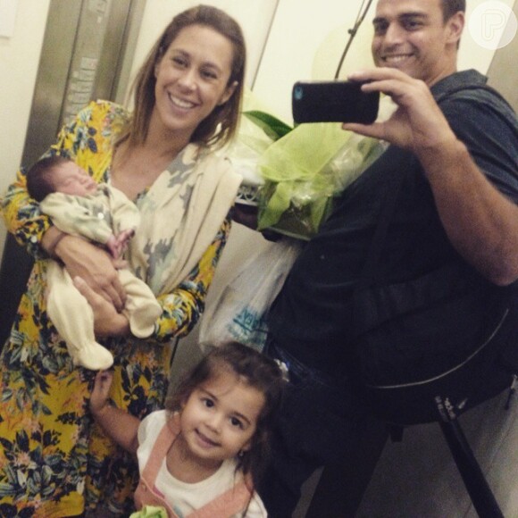 Dani Monteiro deixa a maternidade, nesta sexta-feira, 10 de abril de 2015 e faz selfie com a família no elevador: 'Agora somos 4'