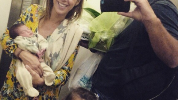 Dani Monteiro faz selfie com a família em elevador: 'Agora somos quatro'
