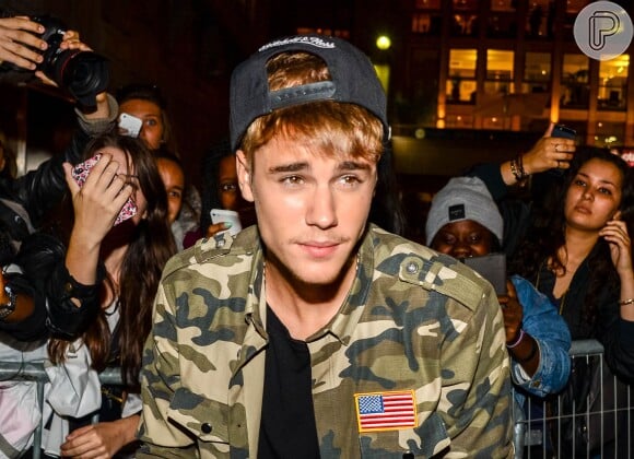 Diego Pesoa, que trabalha como paparazzo, alegou que foi atacado por Justin Bieber e seus seguranças quando tentava tirar uma foto do ídolo teen. No momento, o artista estava saindo de uma boate em Buenos Aires