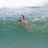 Ex-'BBB' Rafael Licks vai à praia sem a namorada, Talita Araújo, e exibe corpo sarado no Rio de Janeiro