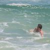 Ex-'BBB' Rafael Licks se divertiu com as ondas do mar da praia da Barra da Tijuca
