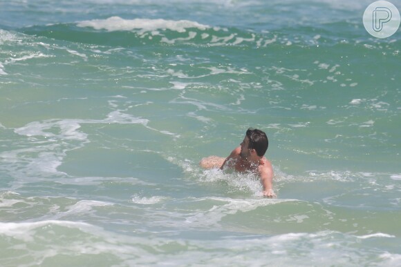 Ex-'BBB' Rafael Licks se divertiu com as ondas do mar da praia da Barra da Tijuca