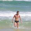 Ex-'BBB' Rafael Licks mostrou o corpo musculoso e definido durante passeio pela praia da Barra da Tijuca