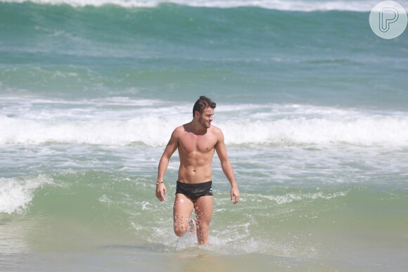 Ex-'BBB' Rafael Licks mostrou o corpo musculoso e definido durante passeio pela praia da Barra da Tijuca