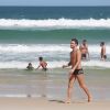 Ex-'BBB' Rafael Licks vai à praia sem a namorada, Talita Araújo, e exibe corpo sarado no Rio de Janeiro