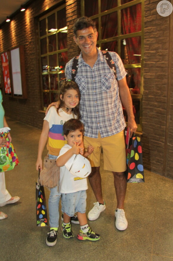 Eduardo Moscovis também levou os filhos, Manuela e Rodrigo, para assistirem à peça 'Mas por que??! - A História de Elvis'