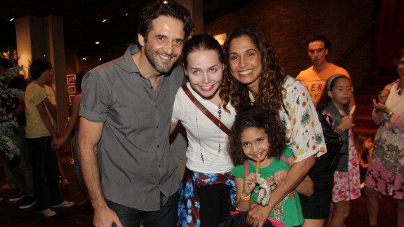 Camila Pitanga leva o namorado e a filha para assistir peça infantil: 'Choramos'