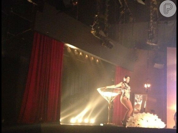 A cena do strip-tease de Lívia em 'Salve Jorge' foi gravada em um cenário de cabaré, fazendo referência ao espetáculo musical 'Cabaret' estrelado por Claudia Raia no teatro