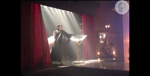 Com seu número que imita o show de Dita Von Teese, Lívia (Claudia Raia) tira a roupa e dança dentro de uma taça, em cena de 'Salve Jorge'