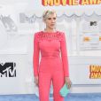  A atriz Scarlett Johansson optou por um macacão rosa da marca Zuhair Murad, chamando a atenção pelo corpo mais magro. A atriz compôs o look com uma clutch turquesa e sandálias coloridas 