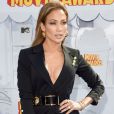 Jennifer Lopez chamou atenção no tapete vermelho do MTV Movie Awards, neste domingo, 12 de abril de 2015, vestindo um terninho Versace decotado e curto, combinado com sandálias de tiras