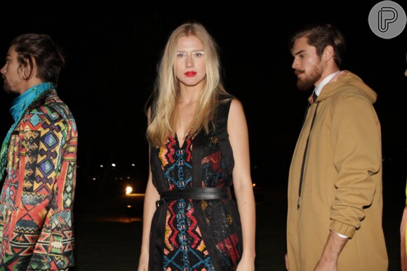 Namorada de Ronaldo, Celina Locks desfila na SPFW