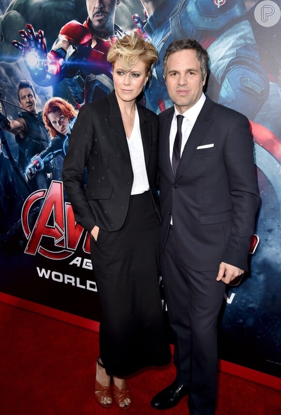 Foto: Mark Ruffalo e a mulher, Sunrise Coigney, vão juntos ao lançamento do  filme 'Os Vingadores 2', em Los Angeles, Estados Unidos - Purepeople