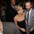 Scarlett Johansson chega à première de 'Os Vingadores 2' e posa sorridente com o colega do filme Chris Evans