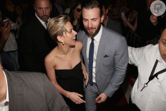 Scarlett Johansson chega à première de 'Os Vingadores 2' e posa sorridente com o colega do filme Chris Evans