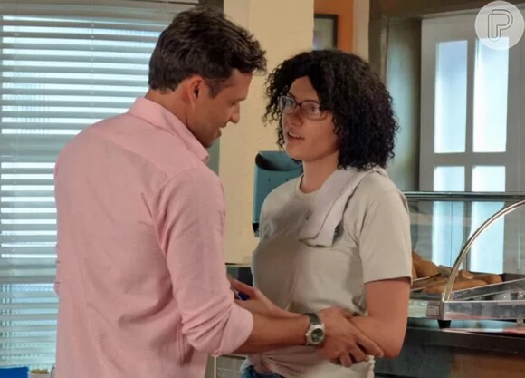 Ricardo (Nando Rodrigues) descobre que Cidinha (Monica Iozzi) se encontra com Adriana (Totia Meireles) e resolve ir à casa da médica atrás de informações