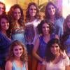 As dançarinas do 'Flor do Caribe' posam juntas, nos bastidores das gravações da novela das sete da Globo