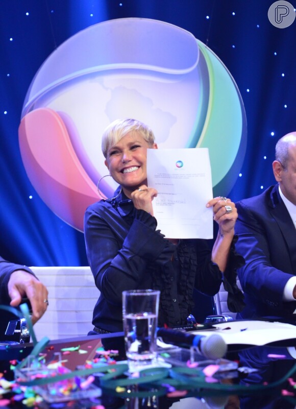 Xuxa assinou contrato com a Record em março deste ano. Programa semanal de entrevistas deve estrear no segundo semestre de 2015