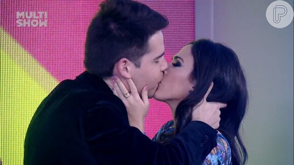 A atriz já havia beijado o jornalista Luiz Bacci no 'Tudo Pela Audiência' da última segunda-feira, 13 de abril de 2015