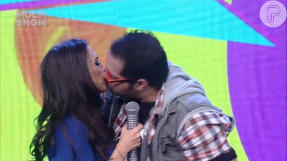 No dia seguinte, ele beijou o ator e cantor Tiago Abravanel