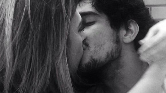 Renato Góes posta foto beijando Tatá Werneck no Instagram: 'A gente se diverte'