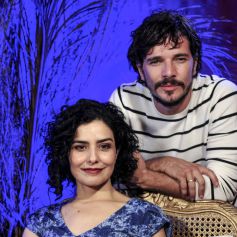 As músicas cantadas por Letícia Sabatella e Daniel de Oliveira vão embalar o romance proibido de seus personagens na minissérie 'Amorteamo'