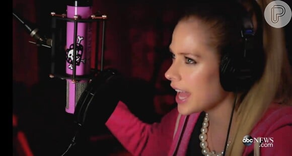 Avril Lavigne lançou 'Fly' depois de ficar cinco meses em repouso tratando da doença de Lyme, infecção bacteriana transmitida por carrapatos