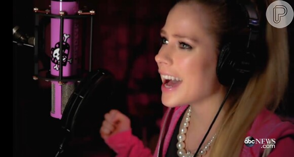 Avril Lavigne acredita que foi picada por carrapato na primavera de 2014, mas já se sente 80% melhor, segundo a revista 'People'