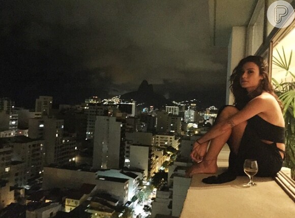 Thaila Ayala recebe críticas em seu Instagram ao posar na beirada da janela
