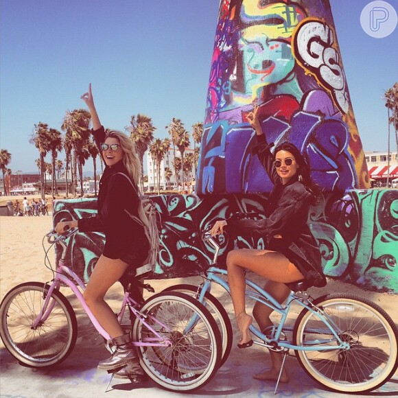 Thaila Ayala anda de bicicleta com a amiga, Julia Faria, nos Estados Unidos