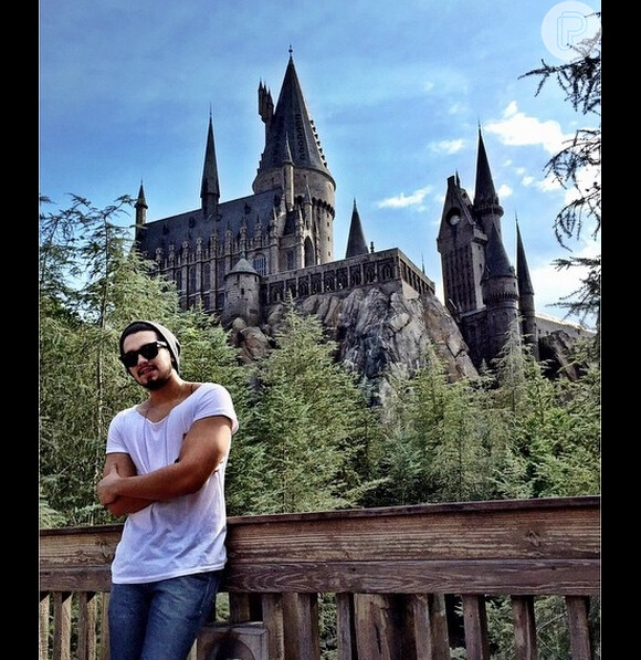 Luan Santana visita castelo do Harry Potter em Orlando