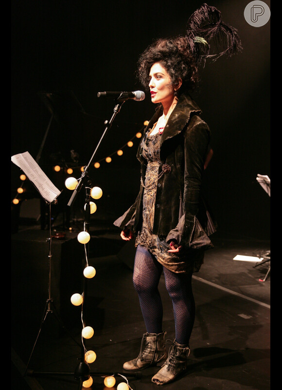 Letícia Sabatella sobre ao palco ao lado do marido, Fernando Alvez Pinto, com o espetáculo Caravana Tonteria, no SESC Vila Mariana, em São Paulo