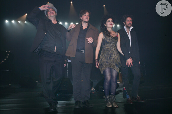 Letícia Sabatella sobre ao palco ao lado do marido, Fernando Alvez Pinto, com o espetáculo Caravana Tonteria, no SESC Vila Mariana, em São Paulo