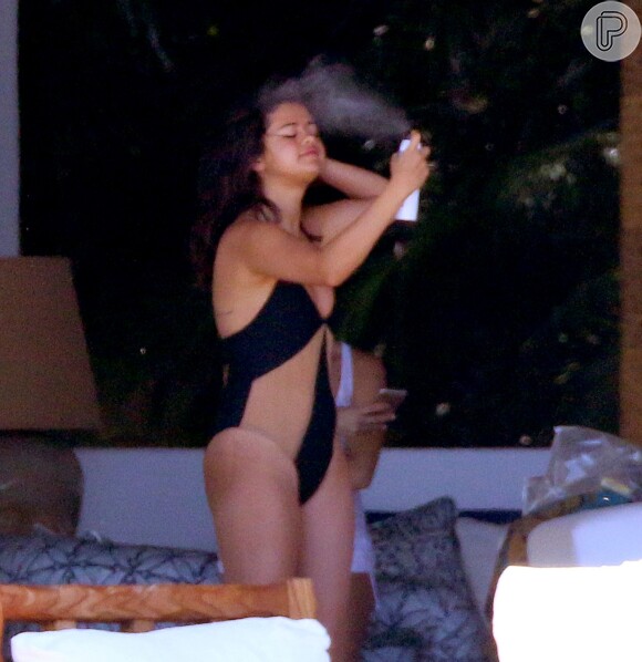 Selena Gomez usa borrifador em momento relaxante no México