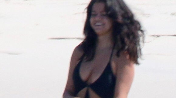 Após exibir barriga saliente de biquíni, Selena Gomez vai à praia de maiô