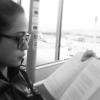 Nanda Costa lê em aeroporto enquanto espera para embarcar, em 18 de maio de 2013