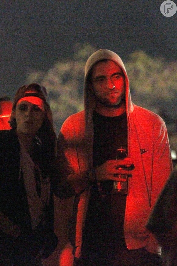Familia de Pattinson não queria que ele reatasse o namoro com Kristen depois da traição da moça que se tornou pública. Eles passaram o aniversário da atriz juntos e apareceram no Festival Coachella