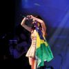 Dulce María recebeu Valesca Popozuda em seu show realizado em São Paulo, nesta quarta-feira, 22 de abril de 2015