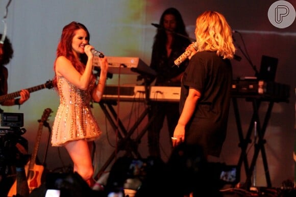 Dulce María e Valesca Popozuda dividiram o palco durante o show da artista mexicana famosa por integrar a banda RBD