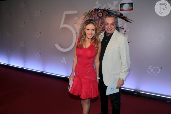 Leona Cavalli foi com um vestido da loja Le Lis Blanc e posou ao lado do ator José Rubens Chachá