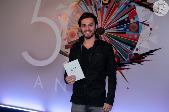 Hugo Bonemer, o Nicolas de 'Alto Astral', também prestigiou a festa de 50 anos da Rede Globo