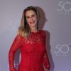 A atriz Guilhermina Guinle deixou as pernas à mostra com um vestido vermelho